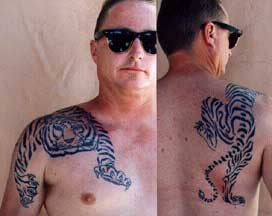 татуировка тигра на лопатке, переходящая на грудь