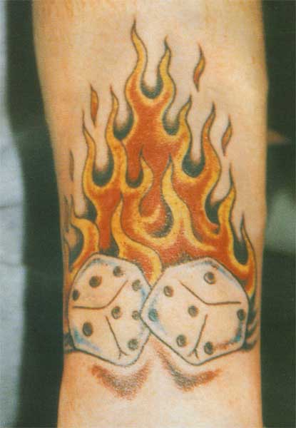 Игральные кости в огне татуировка.