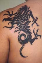 Татуировки драконов на лопатке