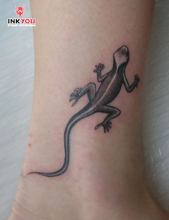 Татуировка ящерицы на ноге