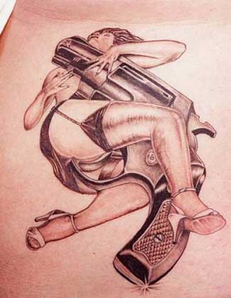 женщина с пистолетом в обнимку